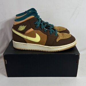 Nike Kids Brown and Gold Sneakers